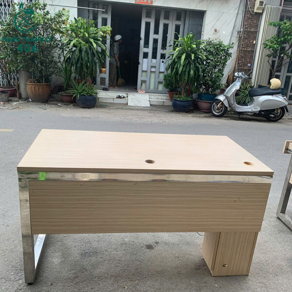 ban lam viec cu 1m4x70cm chan inox 4
