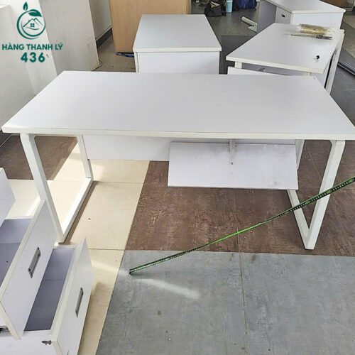 ban lam viec cu 1m4x70cm khong hoc mau trang chan sat