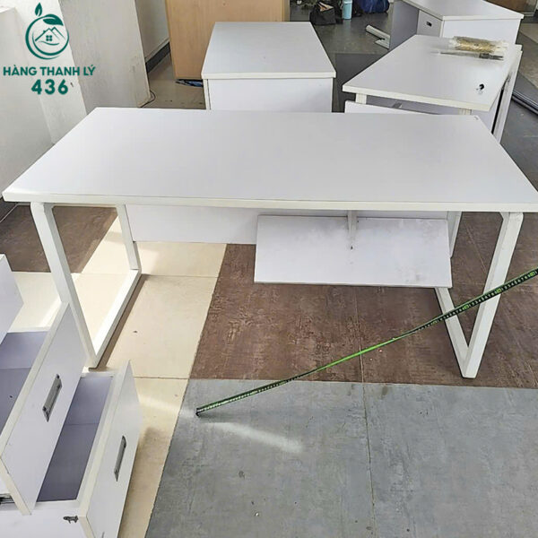 ban lam viec cu 1m4x70cm khong hoc mau trang chan sat