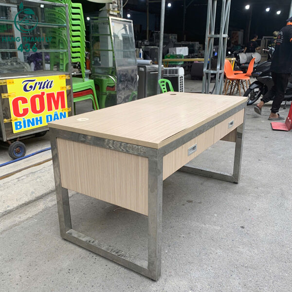 ban lam viec cu 1m4x70cm khung inox co 2 hoc keo 1