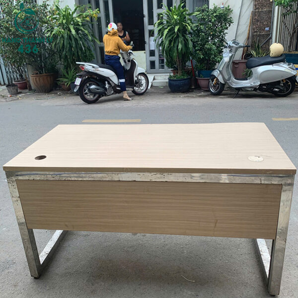ban lam viec cu 1m4x70cm khung inox co 2 hoc keo 2