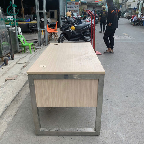 ban lam viec cu 1m4x70cm khung inox co 2 hoc keo 7