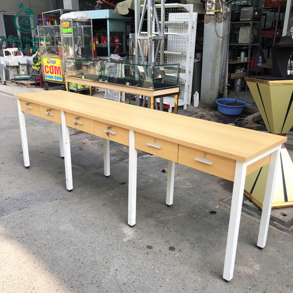 ban lam viec dai 2m4x50cmx75cm cu chan sat 1