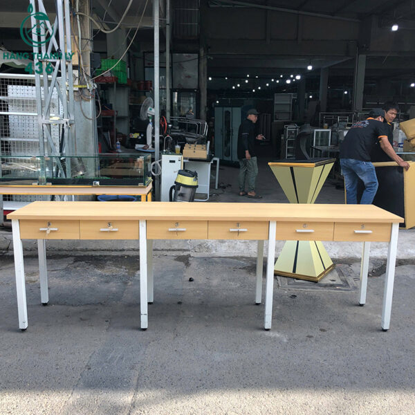 ban lam viec dai 2m4x50cmx75cm cu chan sat 2