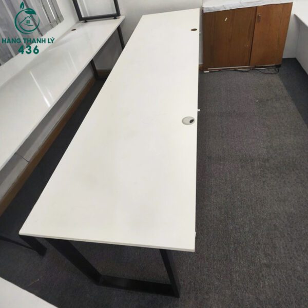 ban lam viec dai cu khung sat mat go mdf 2m4x60cm 1