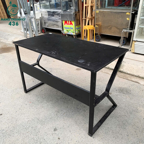 ban lam viec mat go mau den cu 1m2x60cm chan sat 3