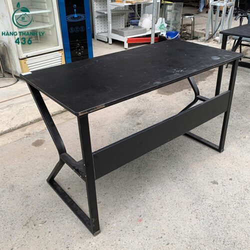 ban lam viec mat go mau den cu 1m2x60cm chan sat 4