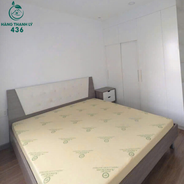 giuong ngu go cu 1m6x2m dau giuong boc da