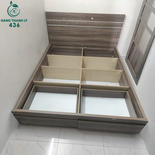 giuong ngu van go nau cu 1m6x2m co hoc keo