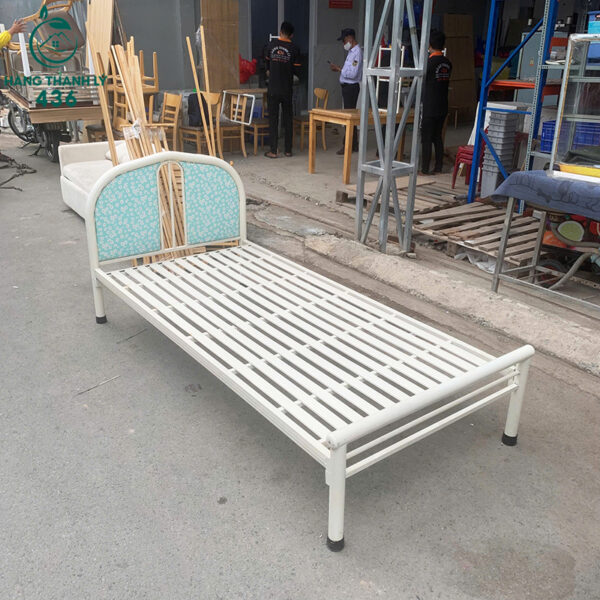 giuong sat cu 1mx2m son trang chac chan 1