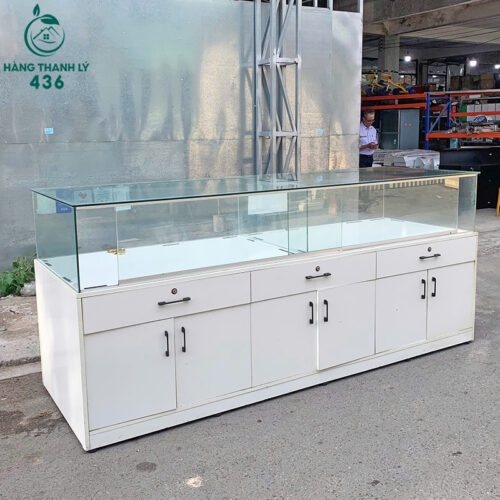 tu kinh trung bay cu 2m4x80cmx1m15 khung go mau trang 4