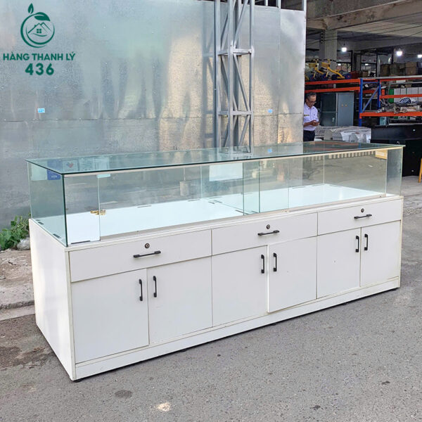tu kinh trung bay cu 2m4x80cmx1m15 khung go mau trang 4