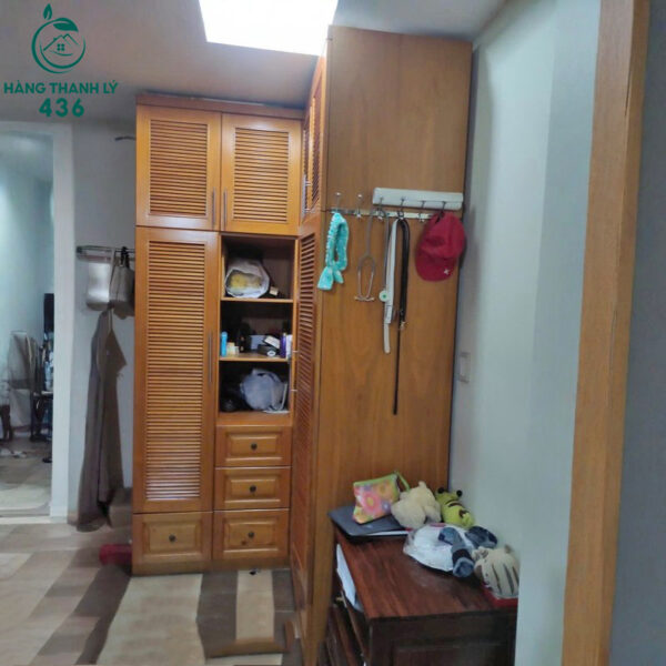 tu quan ao cu mau nau van go nhieu hoc chua