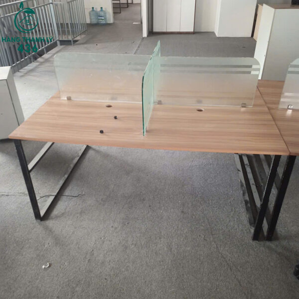 ban cum cu 1m6 co vach kinh mat go chan sat 1