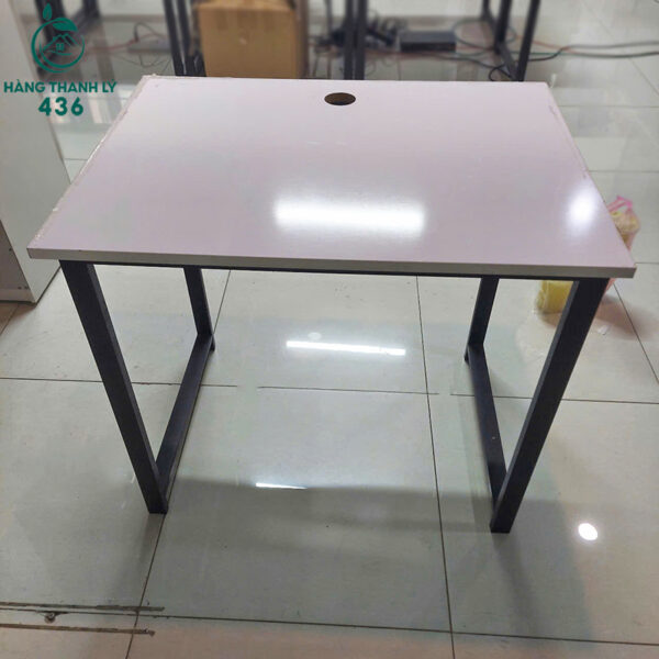 Bàn mặt chữ nhật, hai chân khung chữ U.