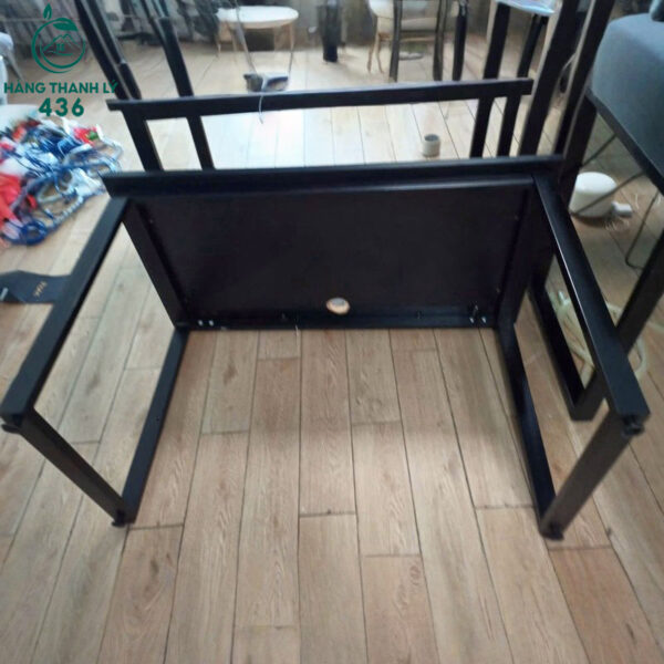 ban lam viec chan sat cu mau den 1m2 1
