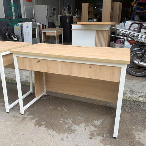 ban lam viec cu 1m2x60cm co hoc truoc de sap xep do 4