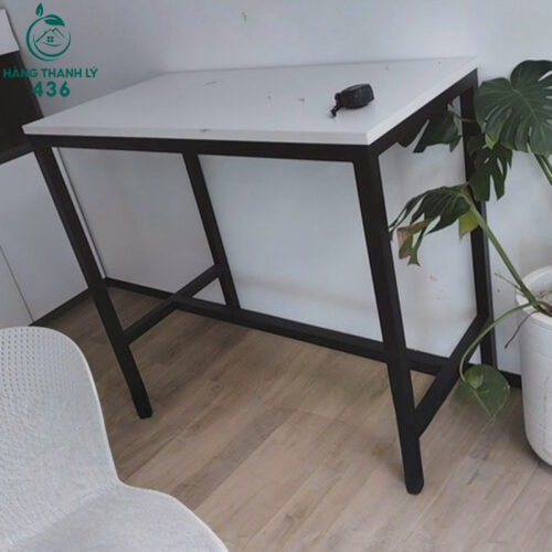 ban lam viec cu 1m2x60cmx1m1 chan sat den mat go mau trang