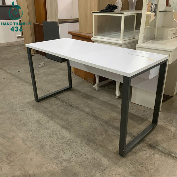 ban lam viec cu mat trang chan sat den 1m4x60cm 1