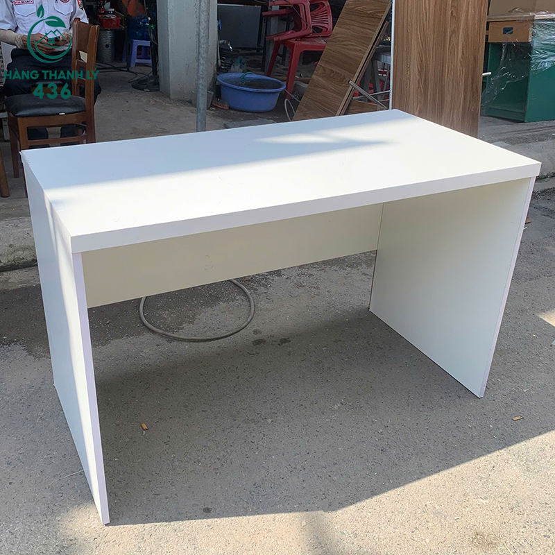 Bàn Làm Việc Gỗ Cũ Màu Trắng 1M2X60CM Có Tấm Chắn 4 ban lam viec go cu mau trang 1m2x60cm co tam chan 1