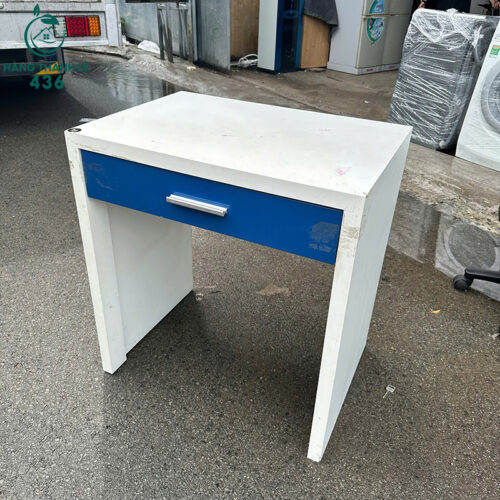 ban lam viec mini trang phoi xanh co hoc keo 4