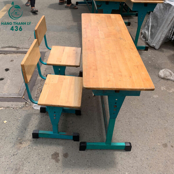 bo ban ghe hoc sinh go cu 1m2x40cm chan sat mau xanh 6