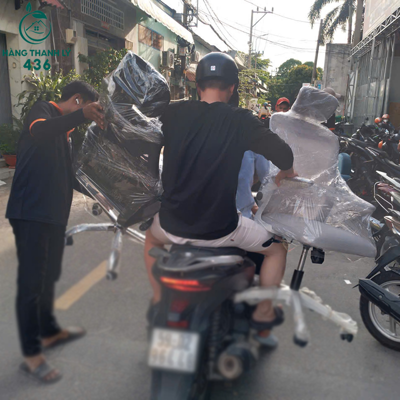 Khách Hàng Đến Mua Ghế Văn Phòng Cũ Tại Hàng Thanh Lý 436 13 khach truc tiep xem va thu ghe tai cua hang