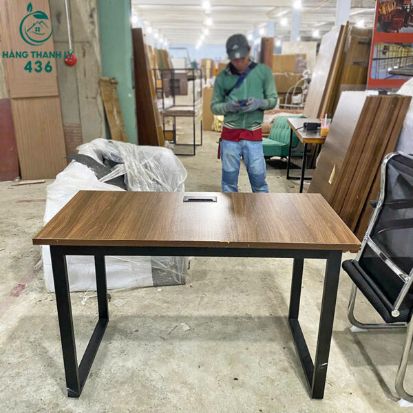 Mặt bàn phổ biến là gỗ công nghiệp MDF