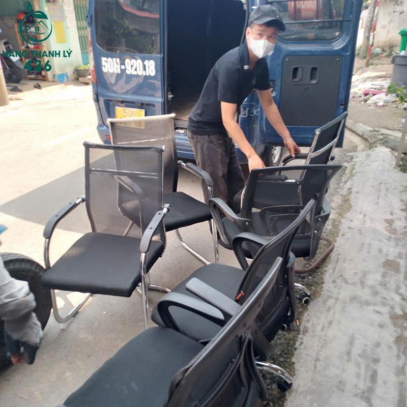 Khách Hàng Đến Mua Ghế Văn Phòng Cũ Tại Hàng Thanh Lý 436 19 nhan vien ho tro khach chon ghe phu hop
