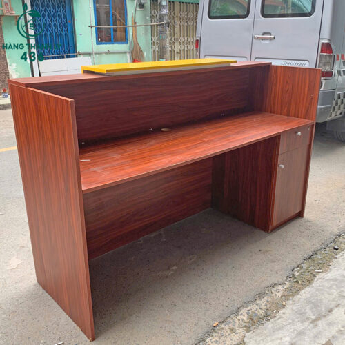 Quầy Lễ Tân Cũ 1M8X60CMX1M1 Màu Vân Gỗ Phối Vàng Có Hộc Kéo 2 quay le tan cu mau van go phoi vang co hoc keo 1