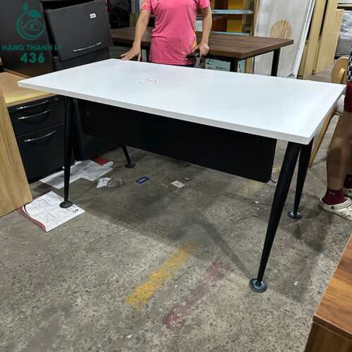 ban lam viec cu 1m4 mat go chan sat tron 3