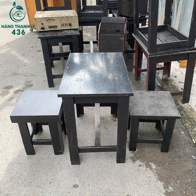 Bộ Bàn Ghế Đôn Gỗ Cũ Đen Kiểu Dáng Vuông 4 bo ban ghe don go cu son den kieu dang vuong 1