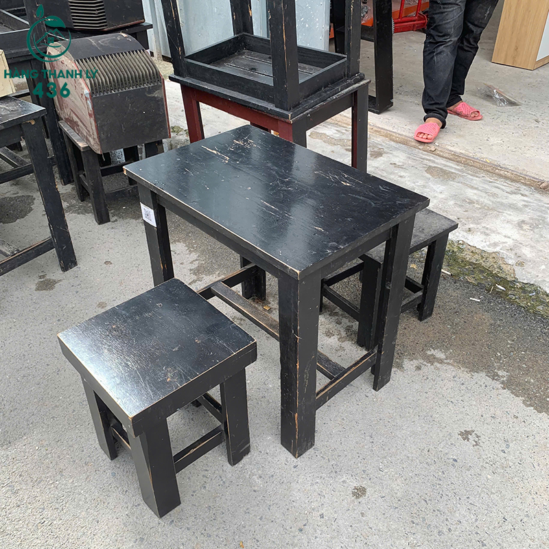 Bộ Bàn Ghế Đôn Gỗ Cũ Đen Kiểu Dáng Vuông 6 bo ban ghe don go cu son den kieu dang vuong 3