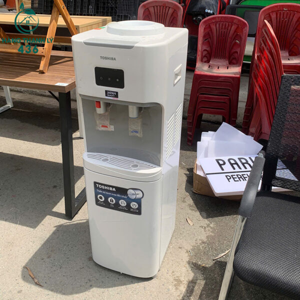 cay nuoc nong lanh toshiba cu kieu dang hien dai 2