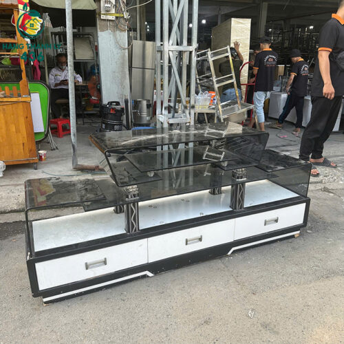 ke tivi mat kinh cu phoi trang den nhieu ngan 2