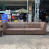 Sofa Băng Dài 3m2 Cũ Bọc Da Màu Nâu Chần Nút 1 sofa bang dai 3m2 cu boc da mau nau chan nut 1
