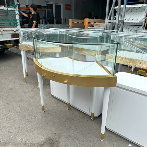 tu trung bay kinh cong cu mau trang vang 3