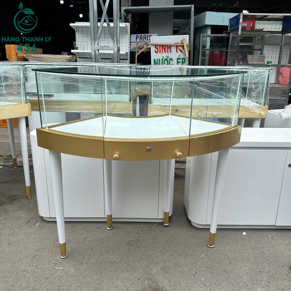 tu trung bay kinh cong cu mau trang vang 4