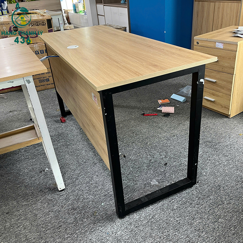 Bàn Làm Việc Cũ Chân Sắt Đen Có Tấm Chắn 1m2 (Nhiều Mẫu) 5 ban 1m2 500k 1m4 650k 3 copy