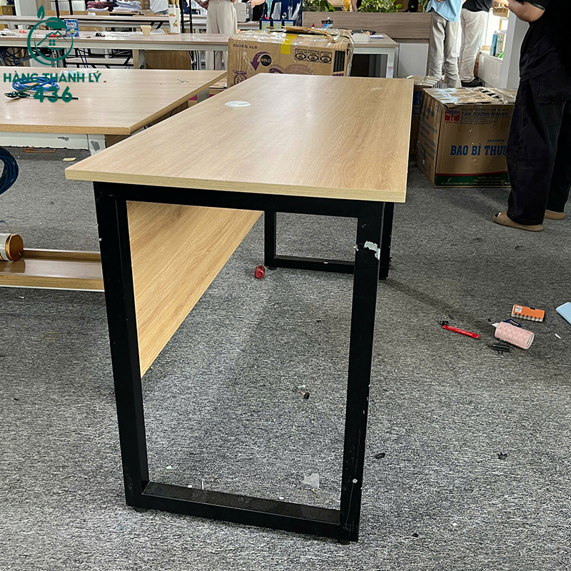 Bàn Làm Việc Cũ Chân Sắt Đen Có Tấm Chắn 1m2 (Nhiều Mẫu) 6 ban 1m2 500k 1m4 650k 4 copy