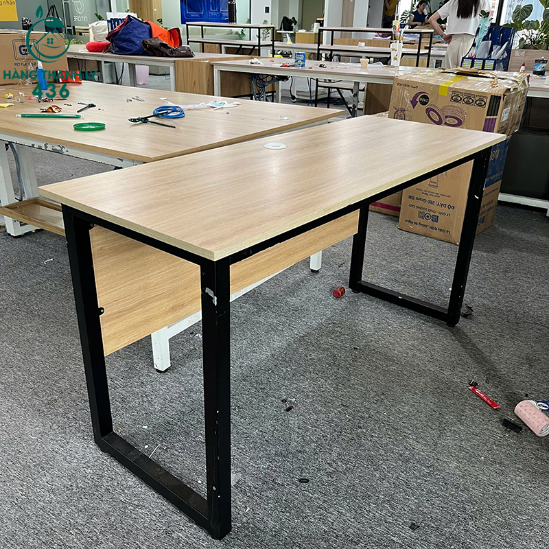 Bàn Làm Việc Cũ Chân Sắt Đen Có Tấm Chắn 1m2 (Nhiều Mẫu) 7 ban 1m2 500k 1m4 650k 5 copy
