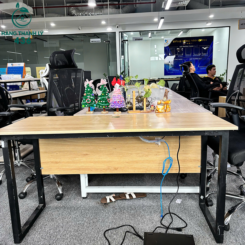 Bàn Làm Việc Cũ Chân Sắt Đen Có Tấm Chắn 1m2 (Nhiều Mẫu) 10 ban 1m4 thi 600k 4 copy