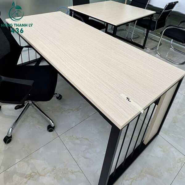ban-nhan-vien-cu-co-yem-chia-phia-truoc-1m8 (2) ban nhan vien cu co yem chia phia truoc 1m8 2