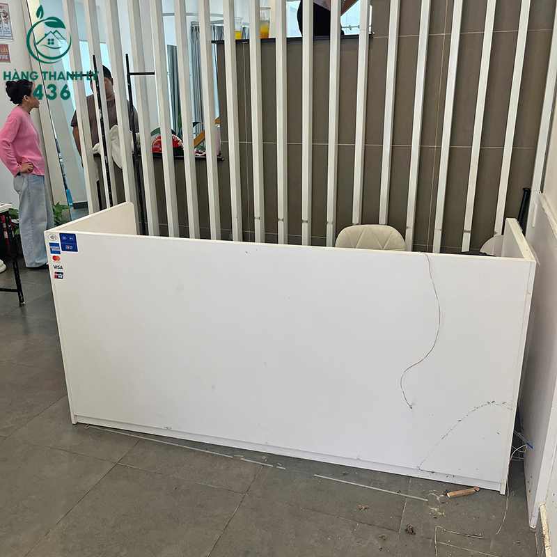 Quầy Lễ Tân Màu Trắng Cũ Có Ngăn Kéo Tiện Dụng 5 quay le tan mau trang cu co ngan keo tien dung 1