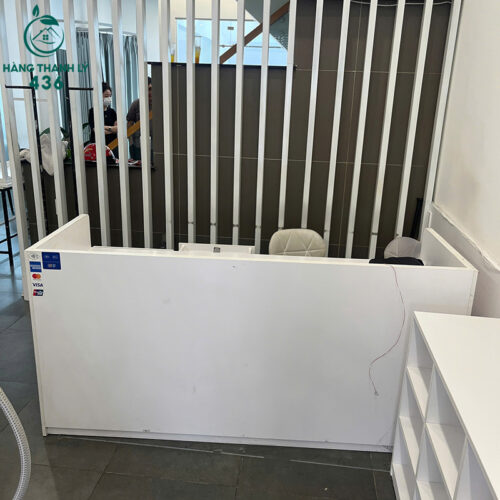Quầy Lễ Tân Màu Trắng Cũ Có Ngăn Kéo Tiện Dụng 3 quay le tan mau trang cu co ngan keo tien dung 3