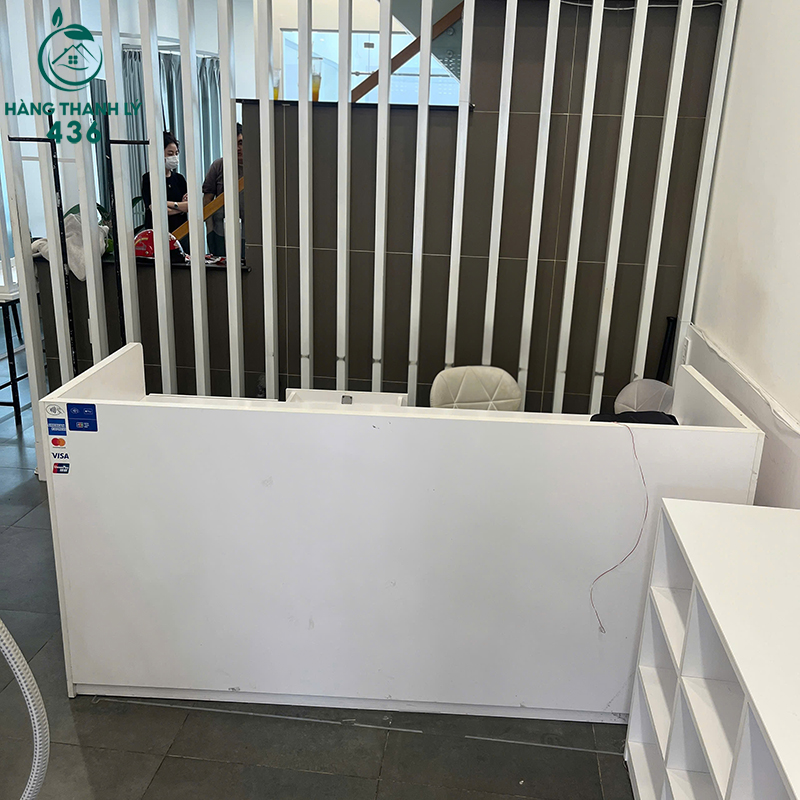 Quầy Lễ Tân Màu Trắng Cũ Có Ngăn Kéo Tiện Dụng 7 quay le tan mau trang cu co ngan keo tien dung 3