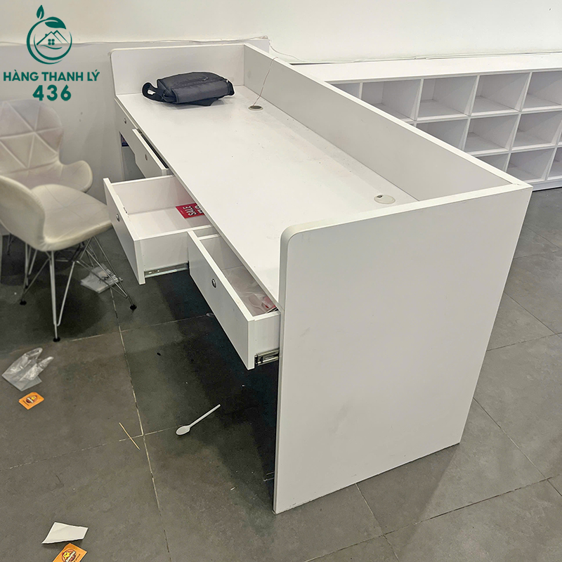 Quầy Lễ Tân Màu Trắng Cũ Có Ngăn Kéo Tiện Dụng 8 quay le tan mau trang cu co ngan keo tien dung 4