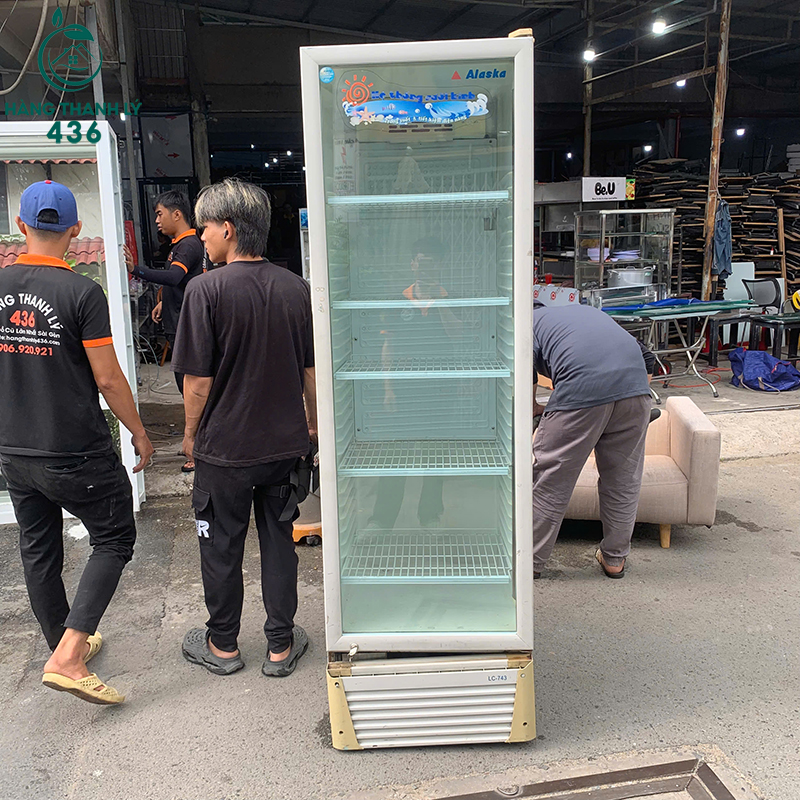 tu mat alaska mot canh cu co nhieu ke chua mau 1 1