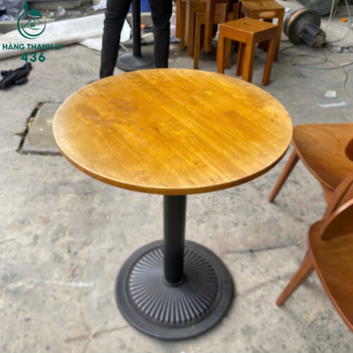 ban cafe tron cu mat go chan sat den 60cm