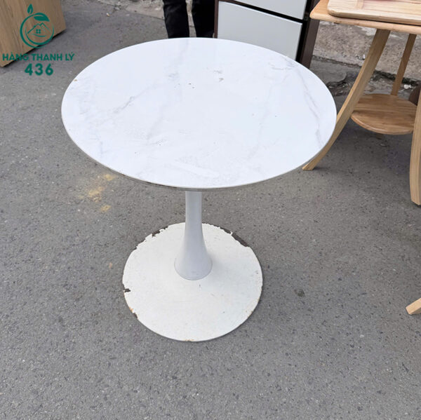 ban cafe tron cu mat trang van da 1